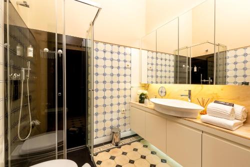 波尔图YOUROPO - Bolhao的一间带水槽和淋浴的浴室