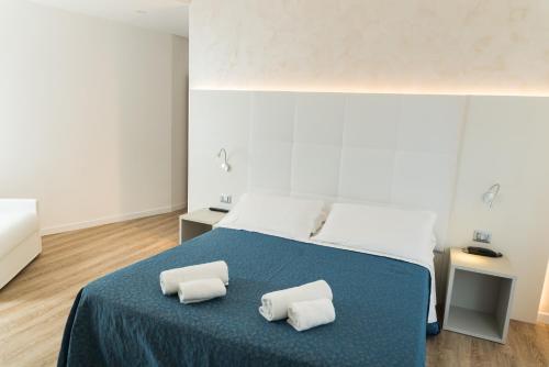 利多迪耶索罗Hotel Residence Mara的一间卧室配有一张带两个枕头的床