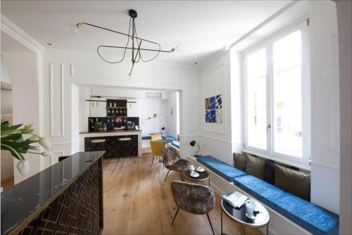 罗马Parisii Luxury Relais Rome的客厅配有沙发和桌子