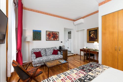 威尼斯San Zaccaria Apartment的客厅配有沙发和桌子