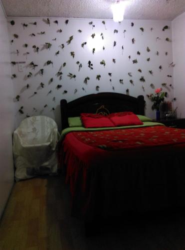 基多艾斯克旗基多旅馆的卧室配有壁挂式 ⁇ 蝠床