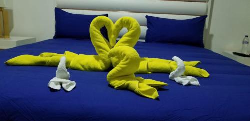 苏莎亚Villa de Colores 3 Rooms 5 king Beds的一张带两个天鹅的毛巾床