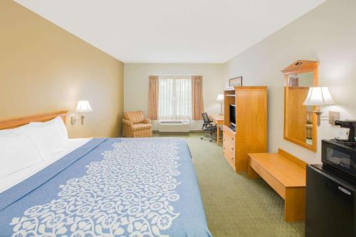 哈蒂斯堡密西西比州哈蒂斯堡戴斯酒店的酒店客房,配有床和电视