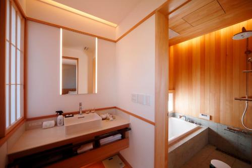 京都Aoi Suites at Nanzenji Modern & Traditional Japanese Style的浴室配有盥洗盆和浴缸。