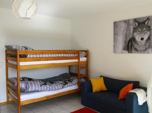 ObertalWaldblick的客房设有两张双层床和一张沙发。