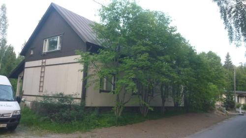 瓦尔考斯Hostel Varkaus的前面有一棵树的房子
