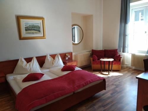 沃尔特湖畔佩莎赫Gästehaus Residenz Lapeiner的酒店客房,设有两张床和一张沙发