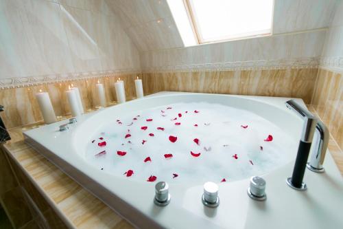 切尔诺夫策AllureInn Hotel and Spa的浴缸上装有红色的心脏