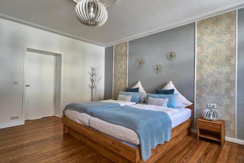 NiederlinxweilerFerienwohnung Atrium的一间卧室配有一张带蓝色毯子的大床