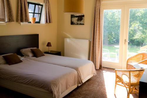 Westervoort大百凡克住宿加早餐酒店的一间卧室设有一张床和一个大窗户