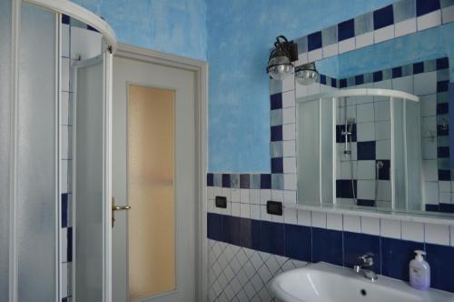 莱圭利亚Appartamento "Abbracciando il Mare"的一间带水槽和镜子的浴室
