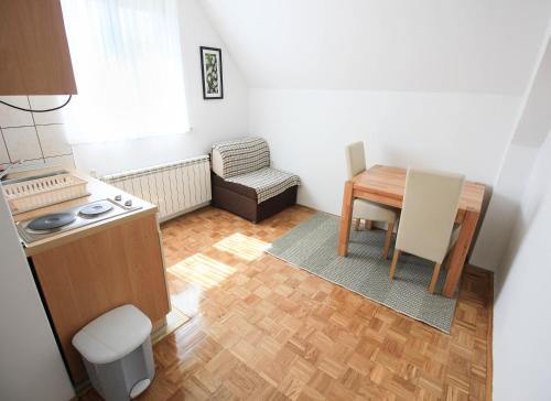 拉斯托瓦卡米兰之家酒店的小厨房配有桌子、桌子和椅子