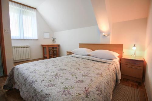 拉斯托瓦卡米兰之家酒店的一间卧室配有一张大床和两个枕头