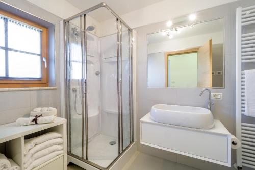 卡拉诺Appartamenti Casa Salesai的带淋浴和盥洗盆的白色浴室