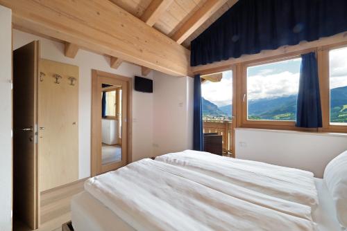 卡拉诺Appartamenti Casa Salesai的一间卧室设有一张大床和一个大窗户