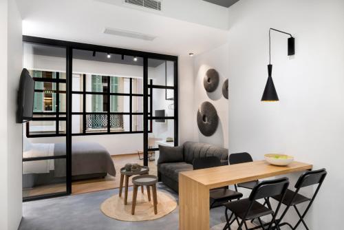 雅典La Maison Athenes的客厅配有沙发和桌子