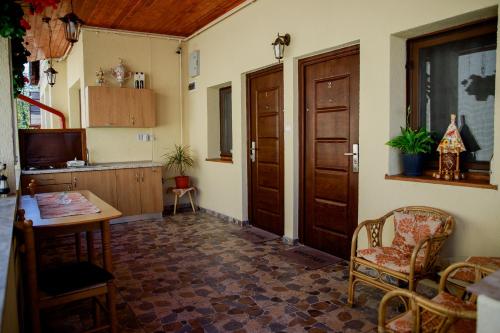 图尔达Casa SOL的客房设有带桌子和门的厨房