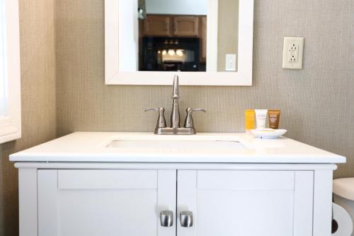 五月岬郡开普梅大酒店的浴室设有白色水槽和镜子