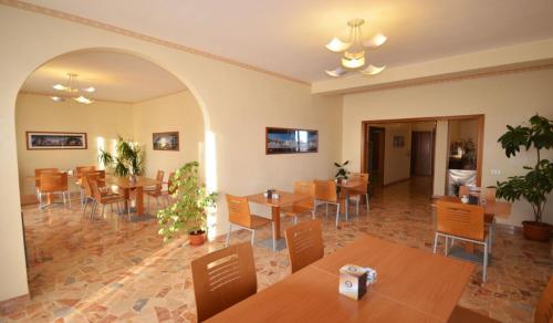莫杜尼奥A-14酒店的用餐室配有木桌和椅子