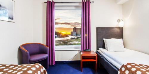乌德瓦拉滨江酒店的酒店客房设有床和窗户。