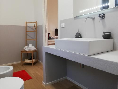 博洛尼亚Stop Over BLQ的浴室配有白色水槽和卫生间。