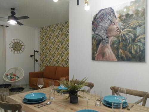 桑卢卡尔-德巴拉梅达Apartamento la albariza.的一间设有桌子和墙上绘画的用餐室