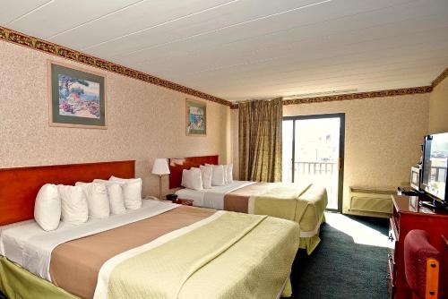 大西洋城海滩戴斯酒店客房内的一张或多张床位