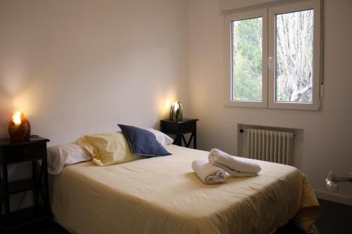 曼萨纳雷斯-埃尔雷亚尔Casa Piedra Libre的一间卧室配有带毛巾的床