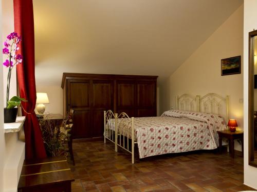 莫利亚诺B&B Montechiaro的一间卧室配有床和红色窗帘