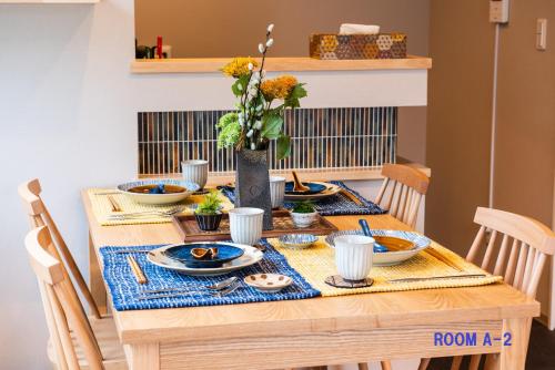 箱根MEIBI Hakone Yumoto的一张带蓝色和黄色桌布的餐桌
