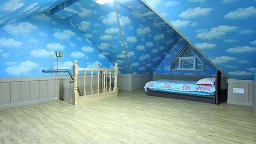 统营市Tongyeong Bada Sarang Pension的一间卧室设有蓝色天花板和一张床