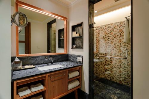 西姆拉Taj Theog Resort & Spa Shimla的一间带水槽和淋浴的浴室