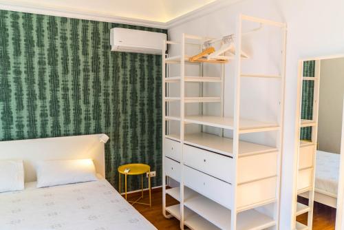 埃武拉Casa do Pateo II的一间卧室设有一张床和一个白色书架