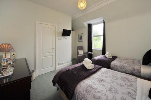 斯佩河畔格兰敦杜娜兰宾馆的酒店客房设有两张床和窗户。