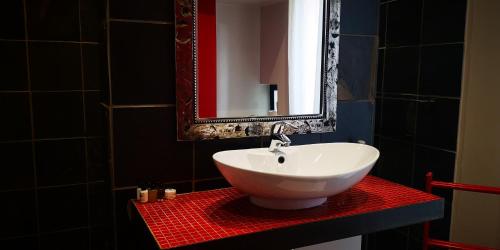 约翰内斯堡21翠鸟旅馆的浴室设有白色水槽和镜子
