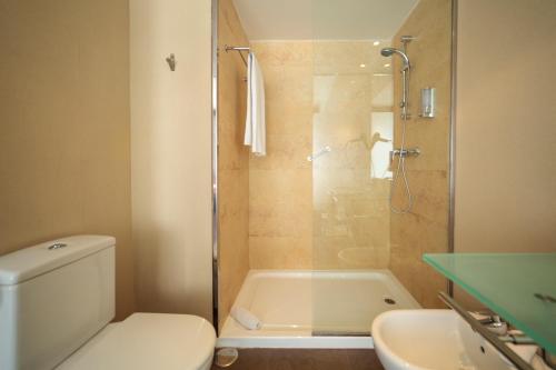 圣费尔南多萨利马尔酒店的带淋浴、卫生间和盥洗盆的浴室