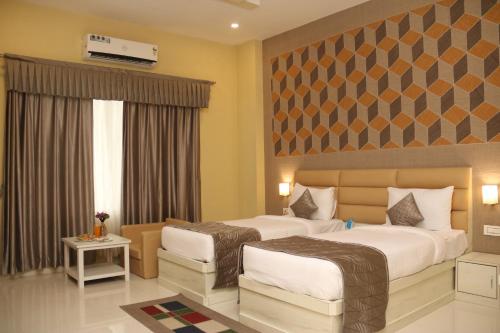 MirzāpurGenX Mirzapur的一间酒店客房,设有两张床和电视