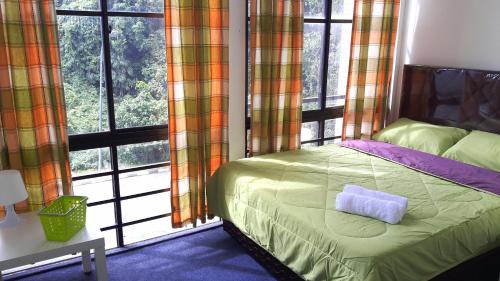 Kampong GadongEZ Lodgings的一间卧室设有一张床和一个大窗户