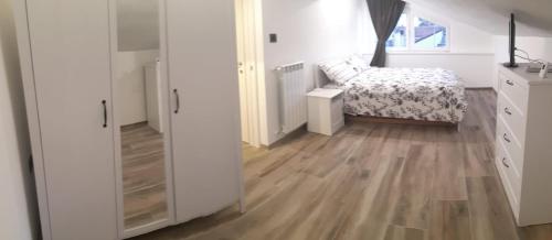 穆贾SERENDIPITY BED & RELAX的一间卧室配有一张床,铺有木地板