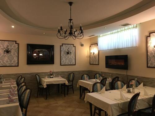 科切维Guest House Veronika的一间带桌椅和吊灯的用餐室