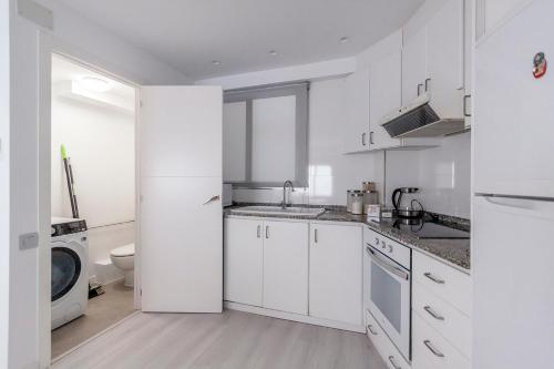 瓦伦西亚Carmen Apartment的白色的厨房设有水槽和卫生间