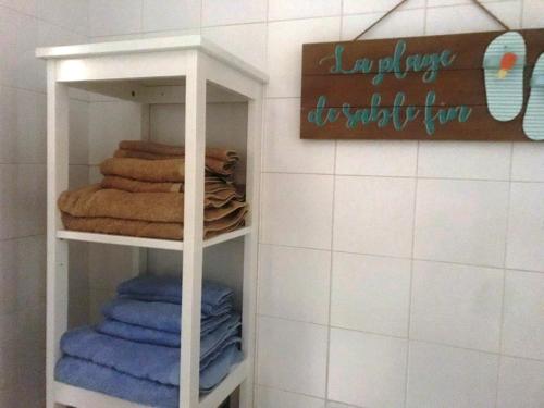 伊斯兰蒂拉ALTAVISTA ISLANTILLA GOLF by MSHOLIDAYS的浴室内提供白色毛巾架和毛巾