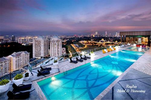 吉隆坡SKY POOL Luxury Suite 2-4Pax at KL City的大楼屋顶上的大型游泳池