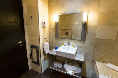 阿尔及尔最佳夜晚酒店的一间带水槽和镜子的浴室