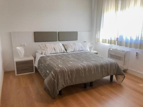 奥里斯塔诺Four Rooms Guesthouse的白色的卧室设有一张大床和一个窗户