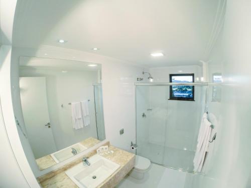 XanxerêSeville Park Hotel的白色的浴室设有水槽和淋浴。