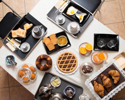 圣焦万尼因菲奥雷Mastro Gio的一张桌子,上面有不同类型的早餐食品