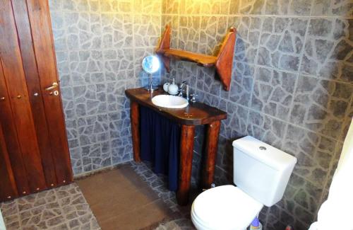 梅洛ASM CABAÑAS XIII的一间带水槽和卫生间的浴室