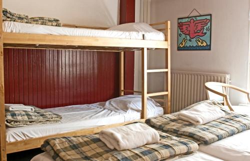 阿姆斯特丹马勒莫伦的宿舍间设有两张双层床,配有两张双层床。