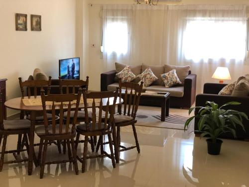 开罗El-Shorouk Housing gate2的客厅配有桌椅和沙发
